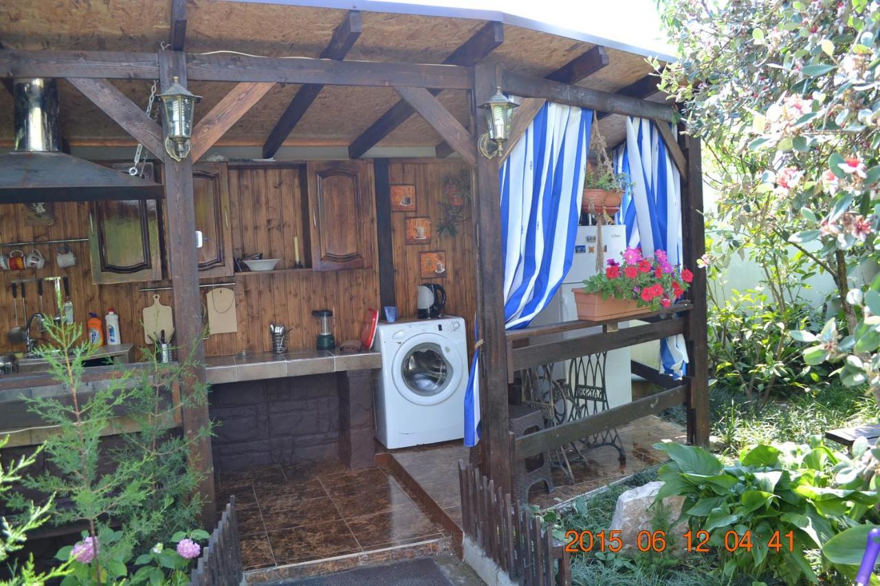 U Palycha Guest House Suchumi Zewnętrze zdjęcie