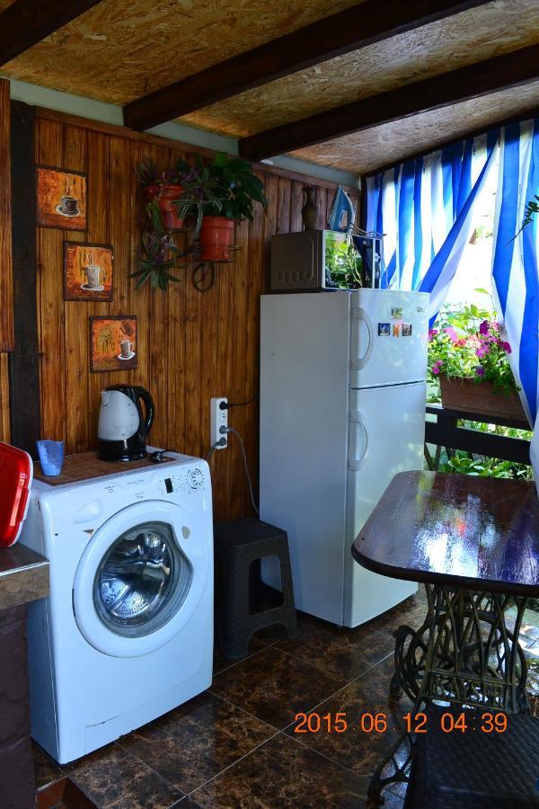 U Palycha Guest House Suchumi Zewnętrze zdjęcie
