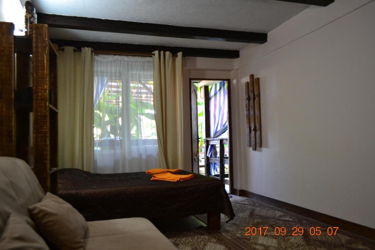 U Palycha Guest House Suchumi Zewnętrze zdjęcie