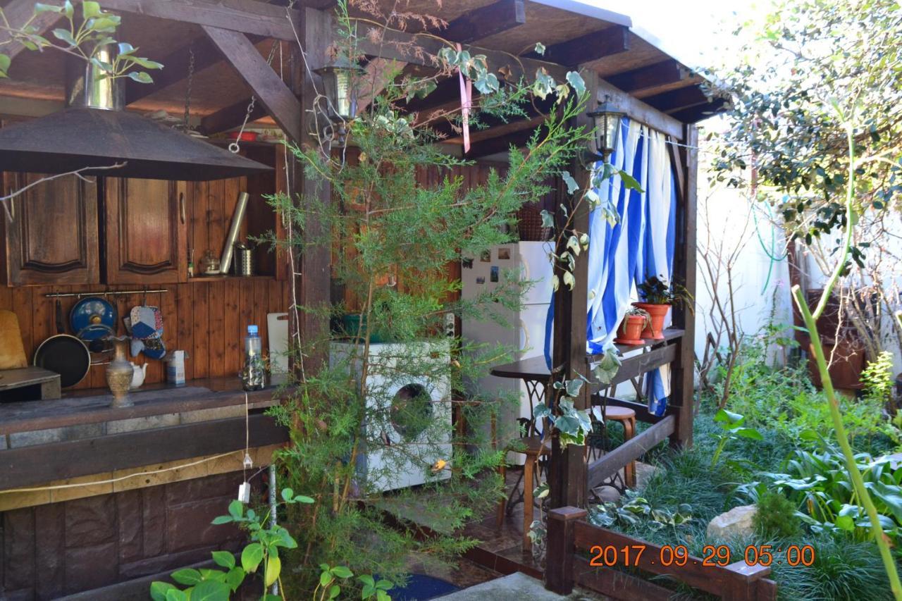 U Palycha Guest House Suchumi Zewnętrze zdjęcie