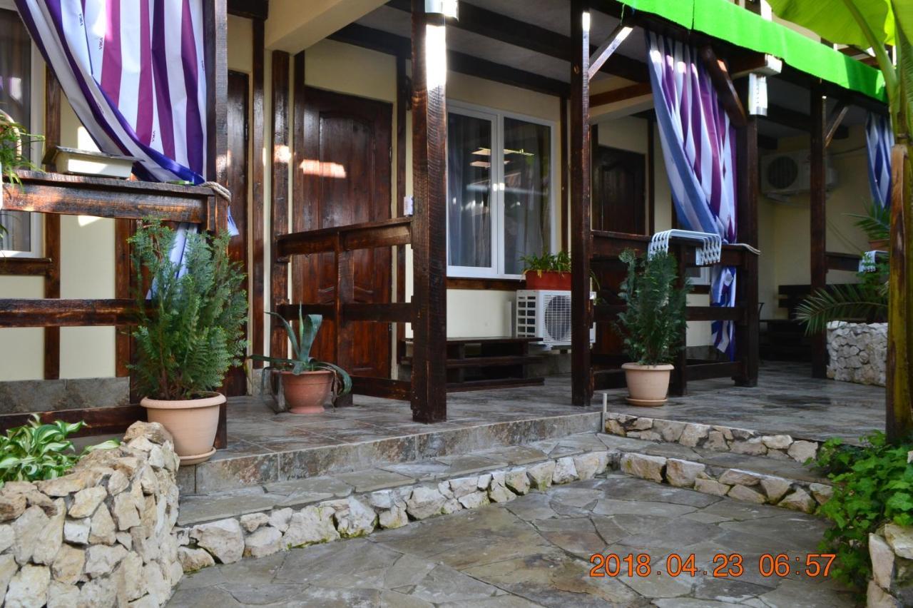 U Palycha Guest House Suchumi Zewnętrze zdjęcie