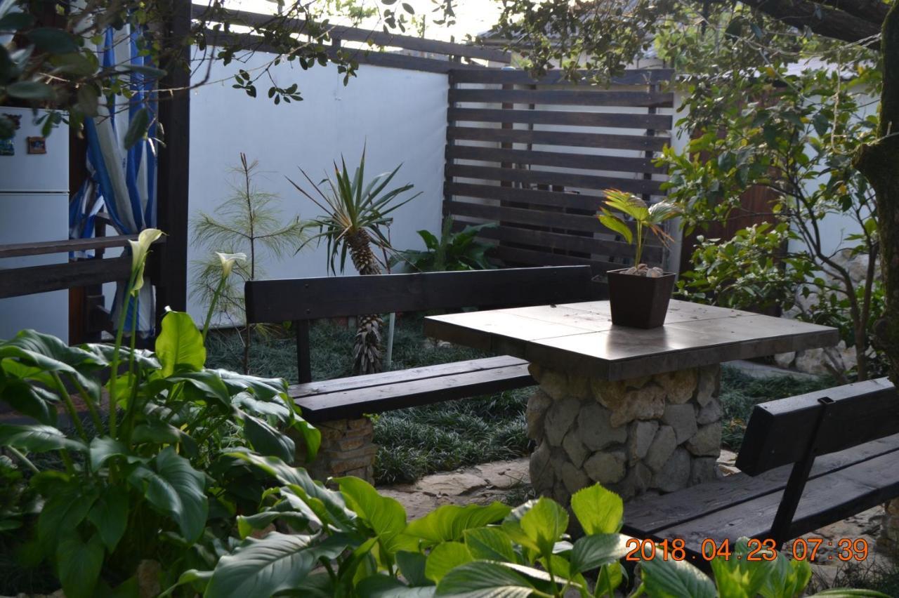 U Palycha Guest House Suchumi Zewnętrze zdjęcie